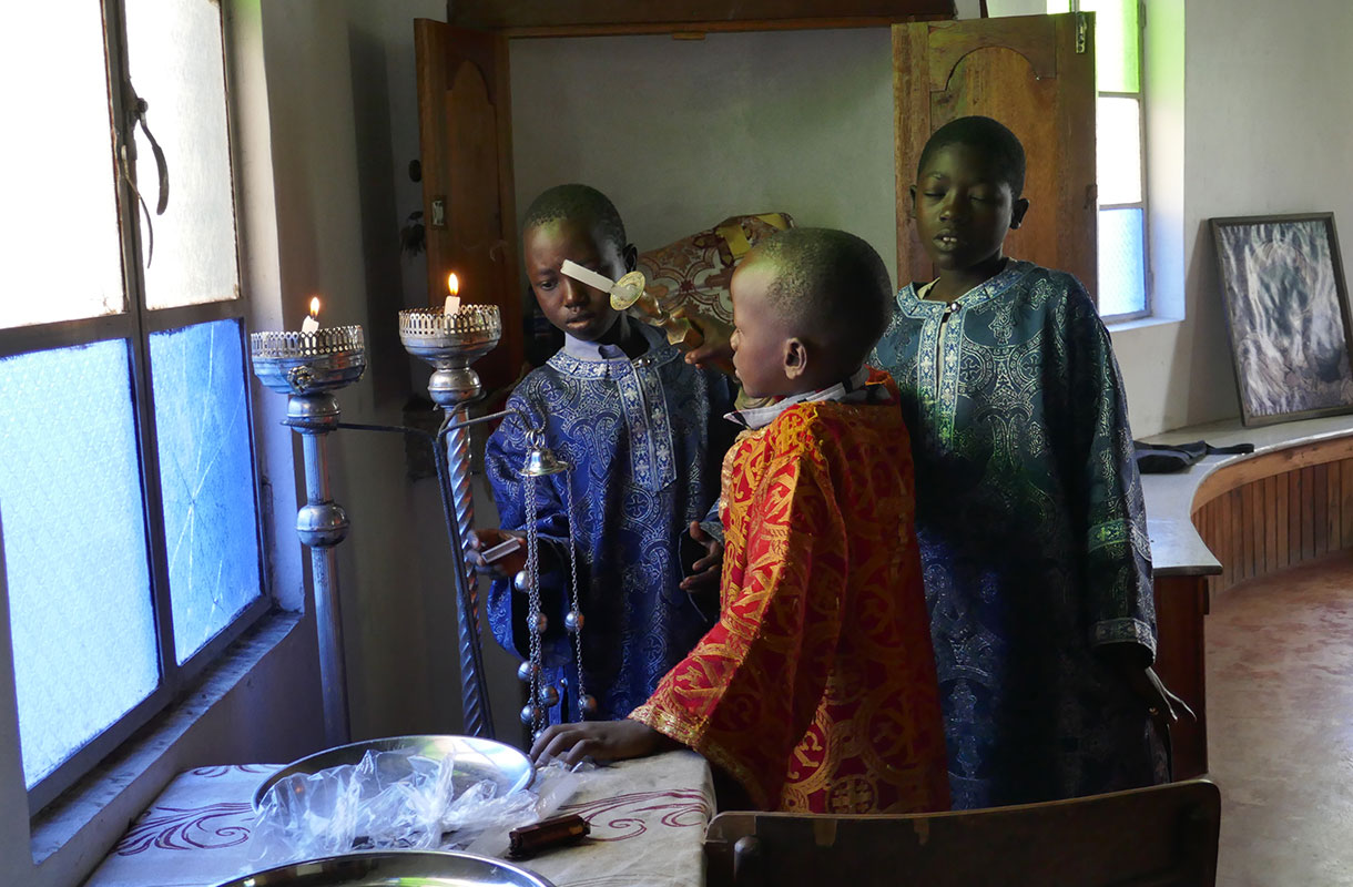 copii africani în altar